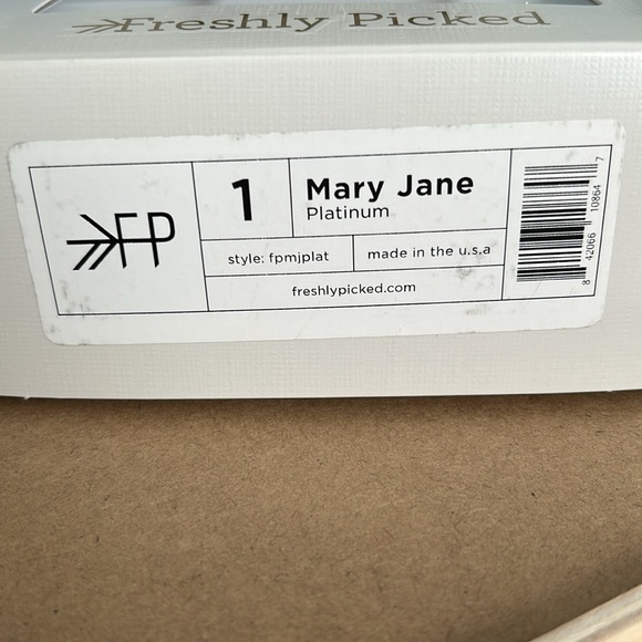New in Box! Freshly Picked Platinum Mary Jane size 1 - Picture 2 of 6